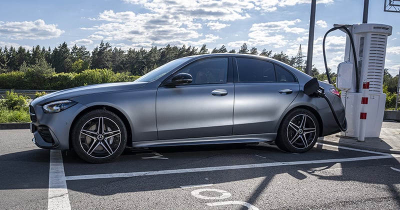 Mercedes plug online in hybrid cars