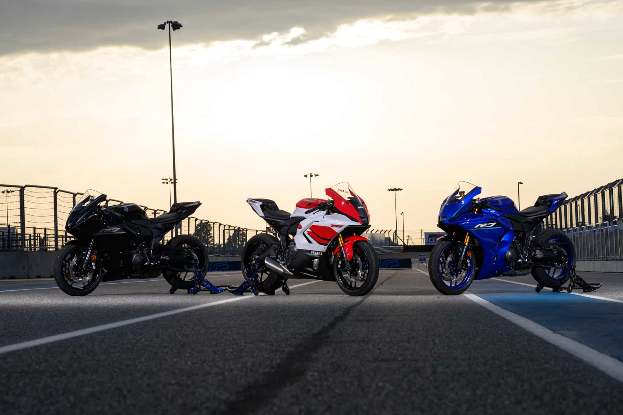 YAMAHA R7