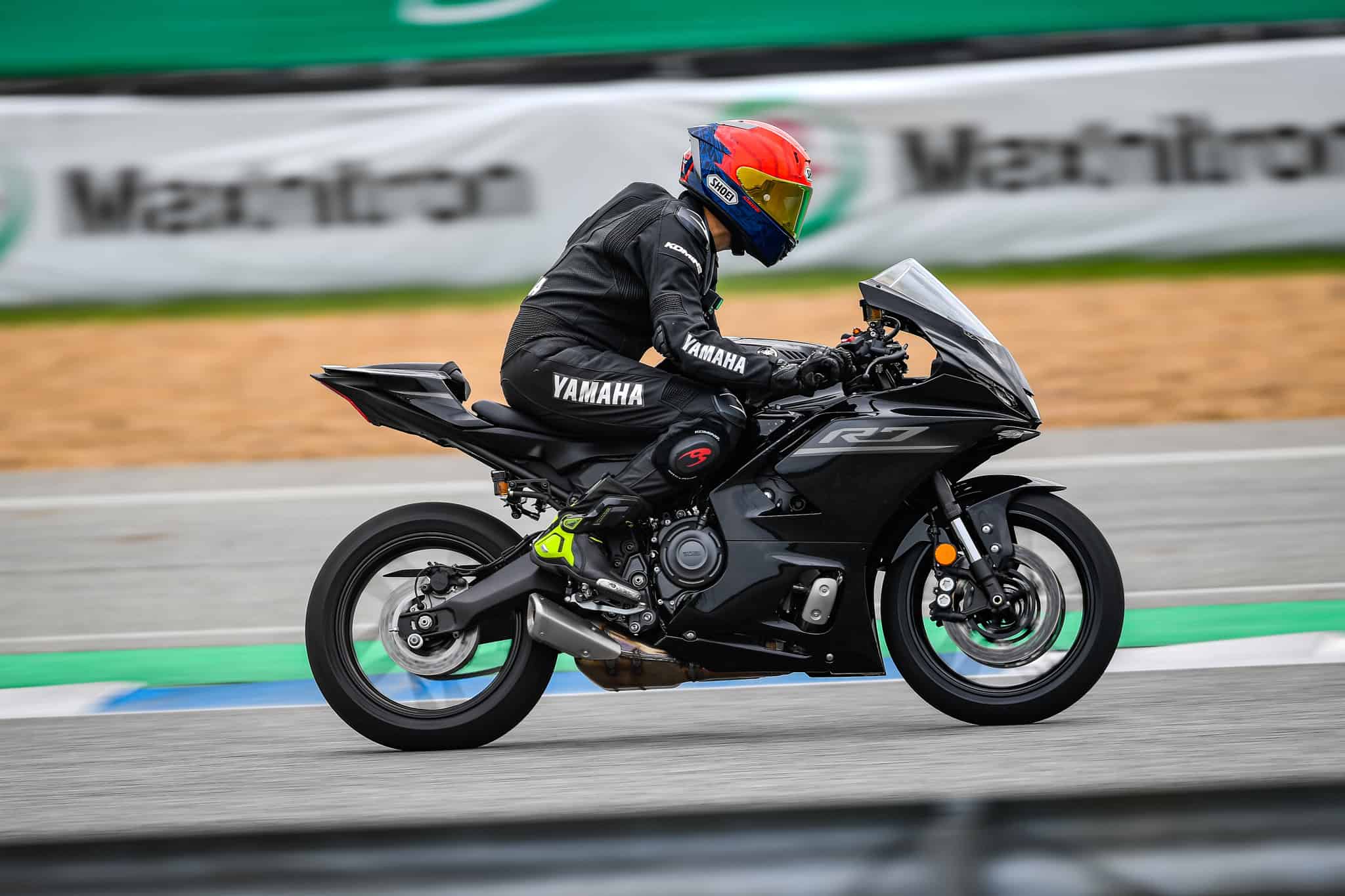 YAMAHA R7