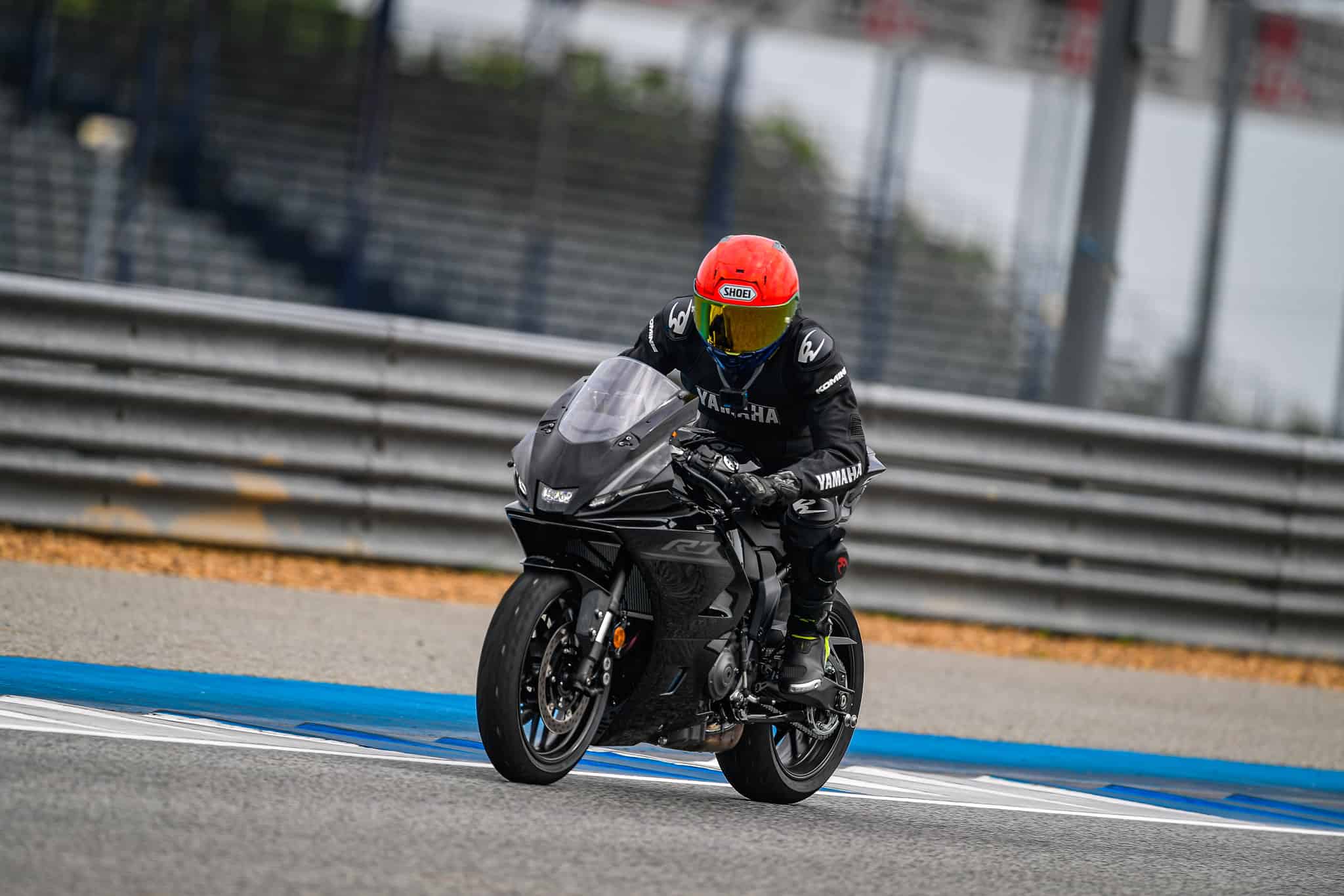 YAMAHA R7