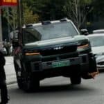 BYD FCB Bao 8 วิ่งสามล้อในจีน โดยยกล้อข้างที่มีที่ล็อคล้ออยู่ด้วยช่วงล่างไฮดรอลิก DiSus-P Ultra