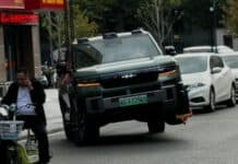 BYD FCB Bao 8 วิ่งสามล้อในจีน โดยยกล้อข้างที่มีที่ล็อคล้ออยู่ด้วยช่วงล่างไฮดรอลิก DiSus-P Ultra