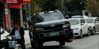 BYD FCB Bao 8 วิ่งสามล้อในจีน โดยยกล้อข้างที่มีที่ล็อคล้ออยู่ด้วยช่วงล่างไฮดรอลิก DiSus-P Ultra