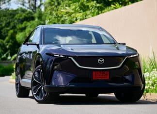 พาไปชมภาพรถคันจริง Mazda CX-6e รถไฟฟ้า100% ราคาอย่างเป็นทางการ : 1,259,000 – 1,299,000 บาท (นำเข้า CBU จีน) Mazda CX-6e